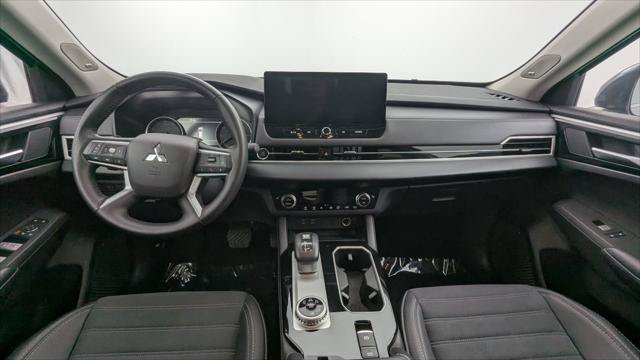Used 2025 Mitsubishi Outlander SE AWD/4WD image 24