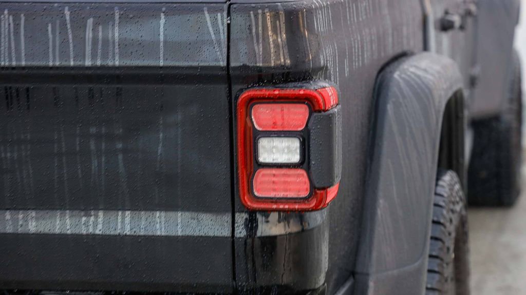 Used 2025 Jeep Gladiator Mojave image 10