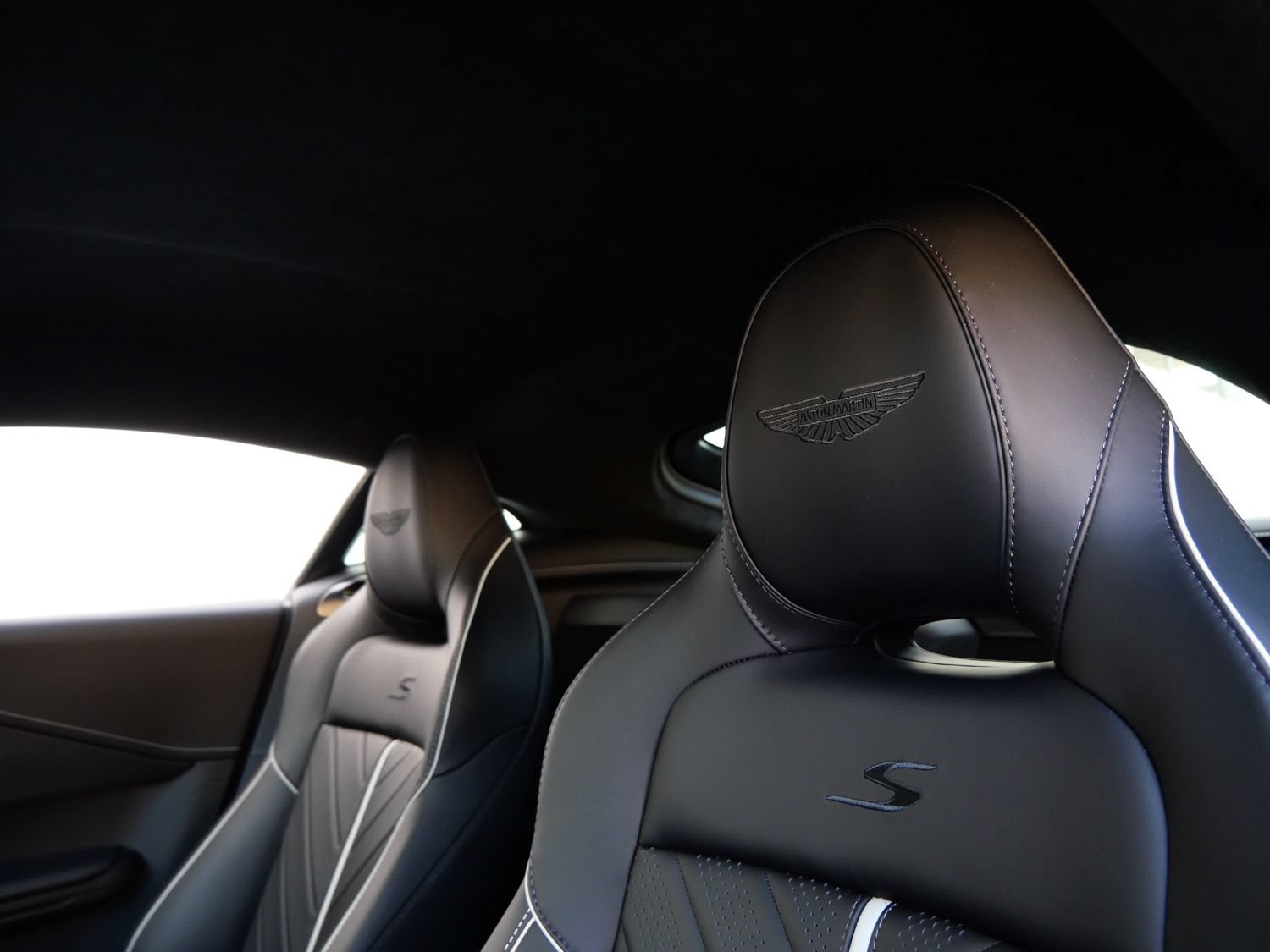 Used 2026 Aston Martin V8 Vantage S RWD image 5