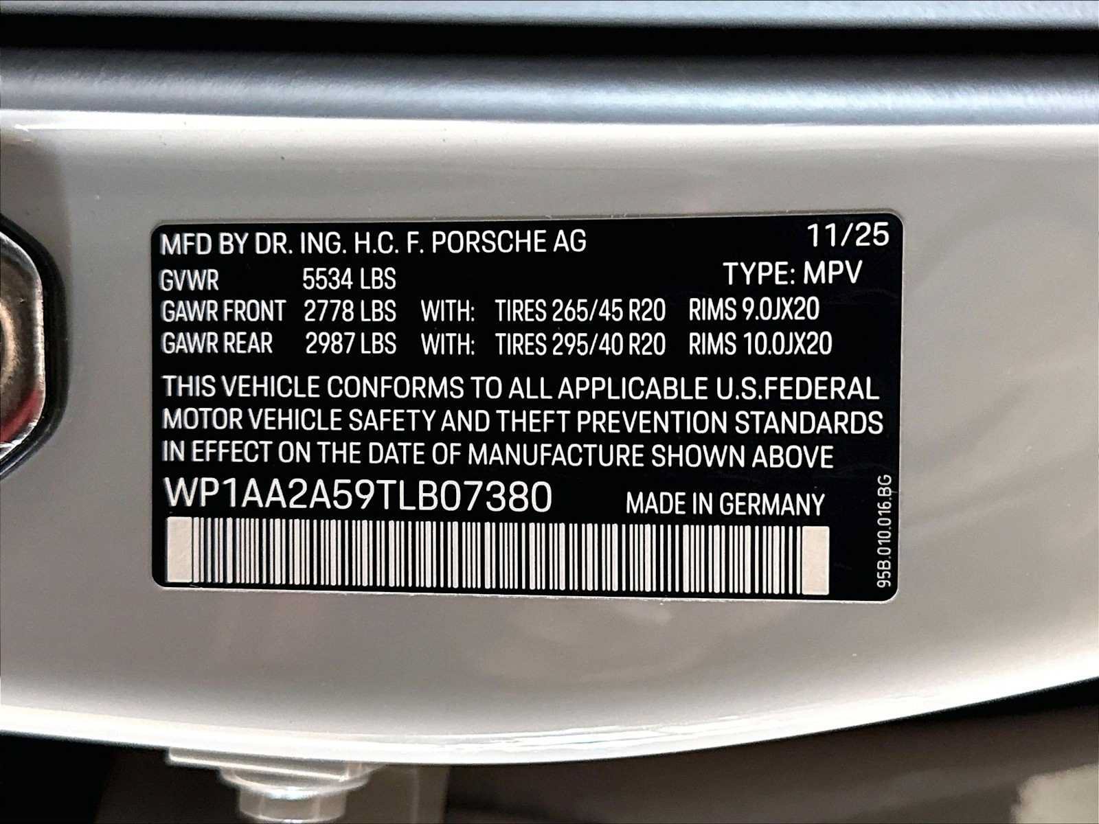 Used 2026 Porsche Macan AWD/4WD image 36