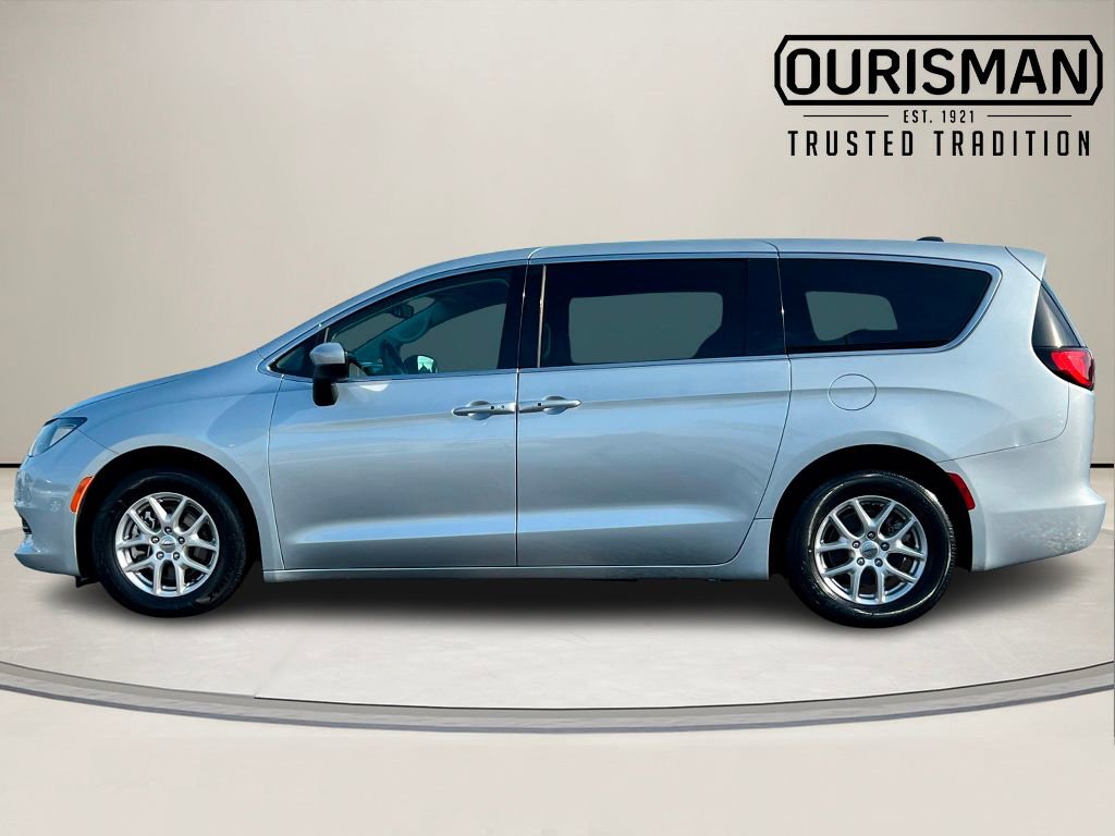 Used 2023 Chrysler Voyager LX image 3