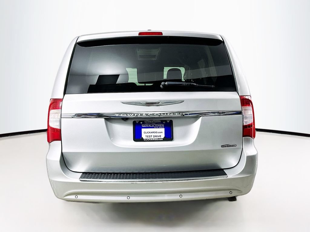 Used 2011 Chrysler Town & Country Touring-L FWD image 15