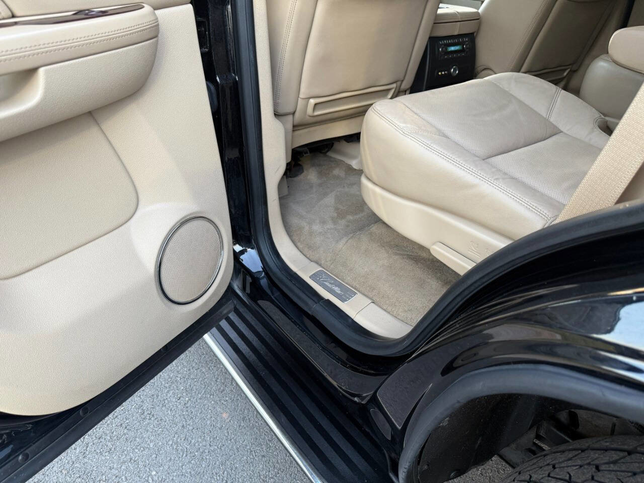 Used 2012 Cadillac Escalade Luxury image 30