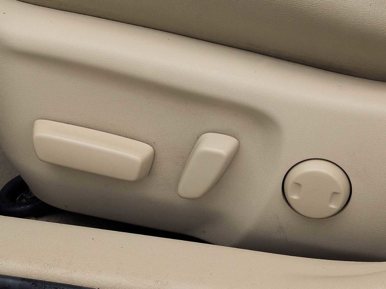 Used 2016 Toyota Camry XLE w/ Moonroof Package image 17