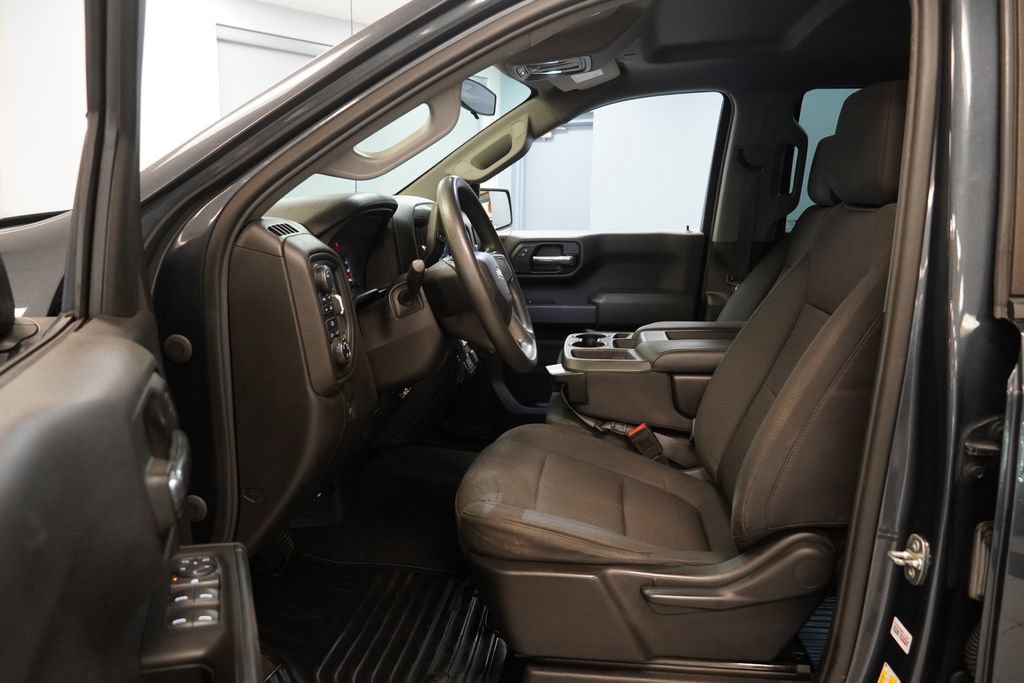 Used 2020 Chevrolet Silverado 1500 Custom w/ Custom Value Package AWD/4WD image 4