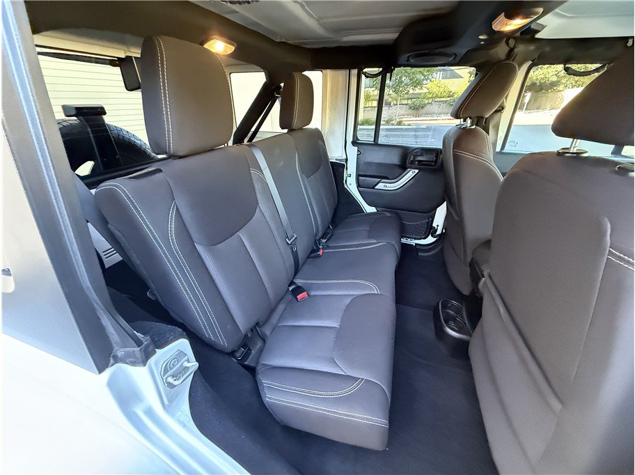 Used 2014 Jeep Wrangler Unlimited Sahara w/ Connectivity Group AWD/4WD image 13