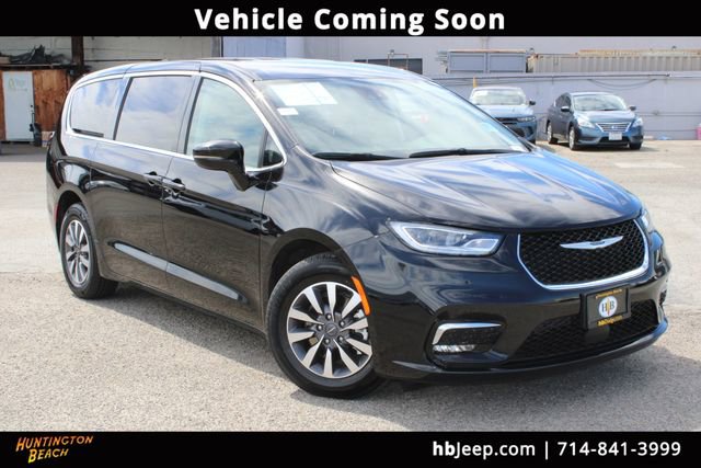 Used 2024 Chrysler Pacifica Select