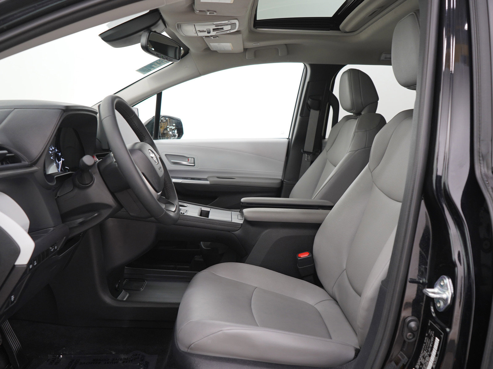 Used 2025 Toyota Sienna XLE w/ XLE Plus Package AWD/4WD image 24