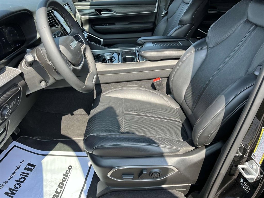 Used 2024 Jeep Wagoneer L Series II w/ Flexible Seating Group image 17