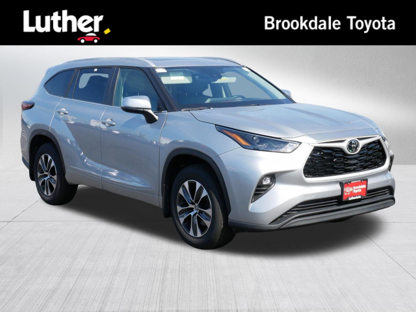 Certified 2025 Toyota Highlander XLE AWD/4WD image 1
