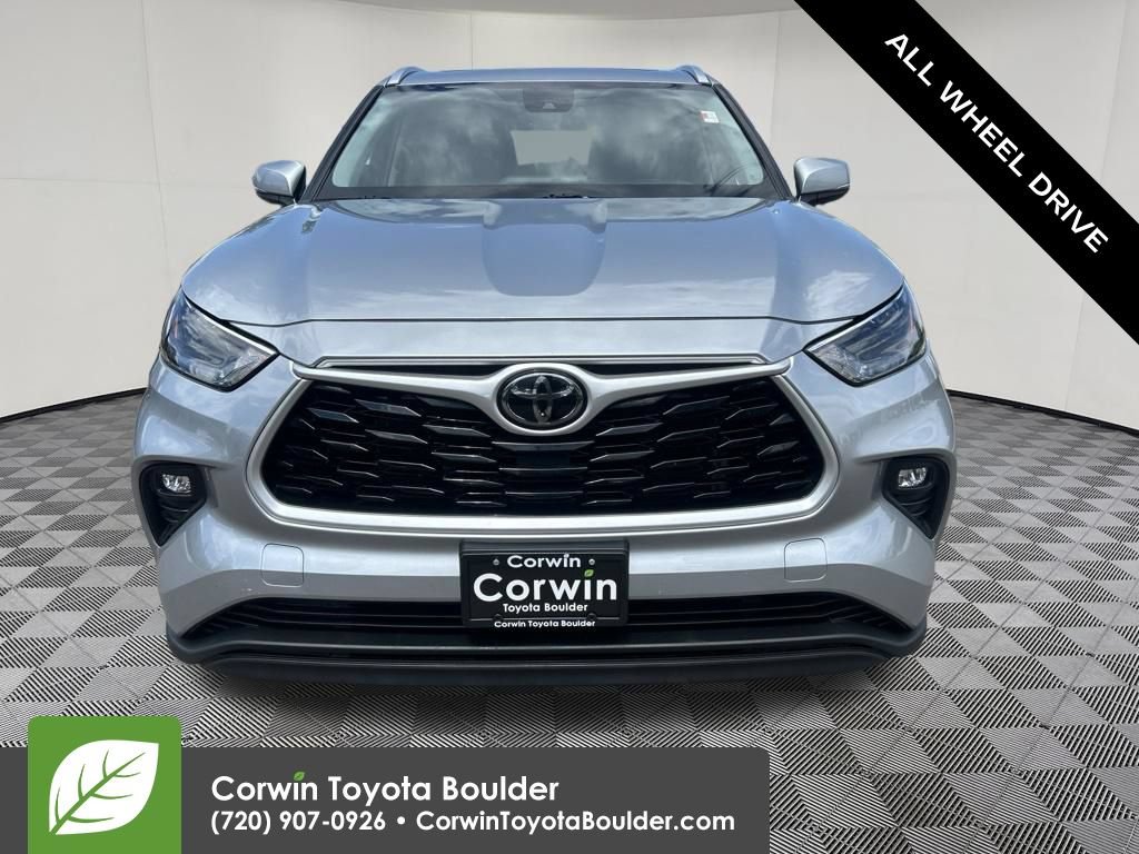 Used 2022 Toyota Highlander XLE AWD/4WD image 2