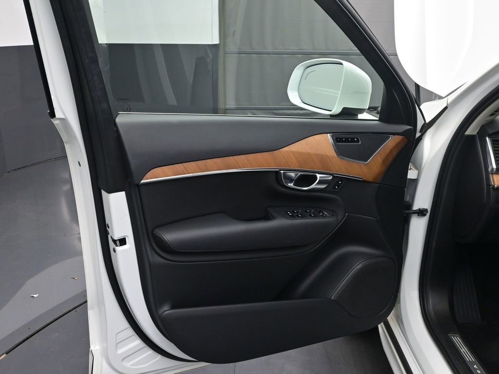 Used 2022 Volvo XC90 T6 Momentum w/ Climate Package image 12