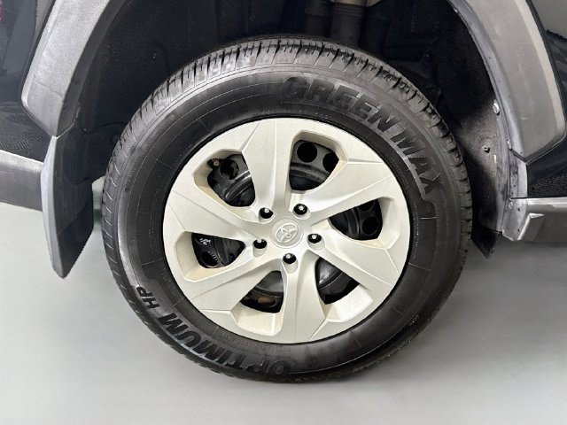 Used 2019 Toyota RAV4 LE FWD image 31
