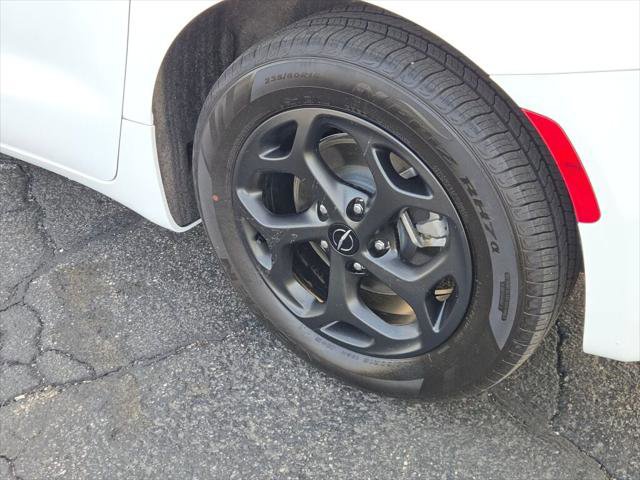 Certified 2025 Chrysler Pacifica Premium image 15