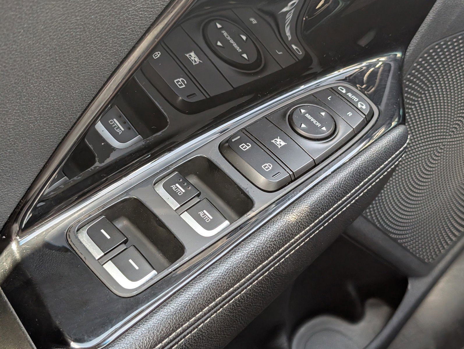 Used 2022 Kia Niro EX w/ Cold Weather Package FWD image 25