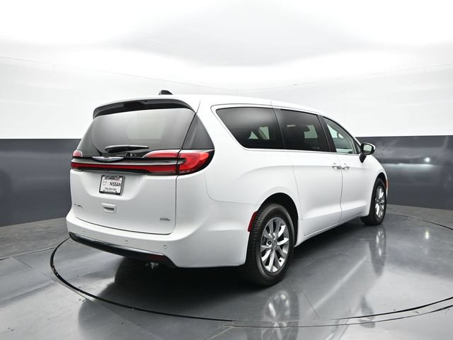 Used 2023 Chrysler Pacifica Touring-L AWD/4WD image 8