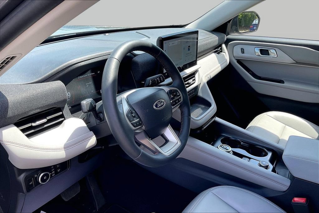 Used 2025 Ford Explorer Active w/ Active Comfort Package RWD image 13