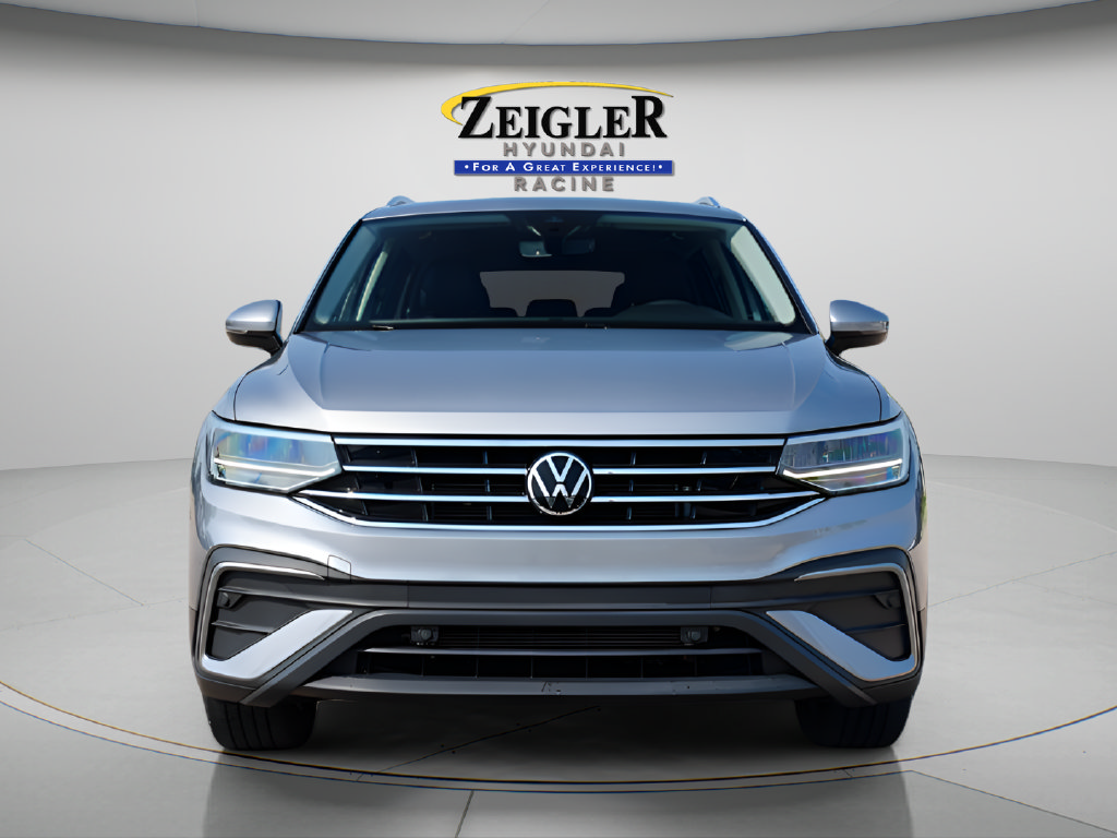Used 2023 Volkswagen Tiguan SE w/ Panoramic Sunroof Package FWD image 2