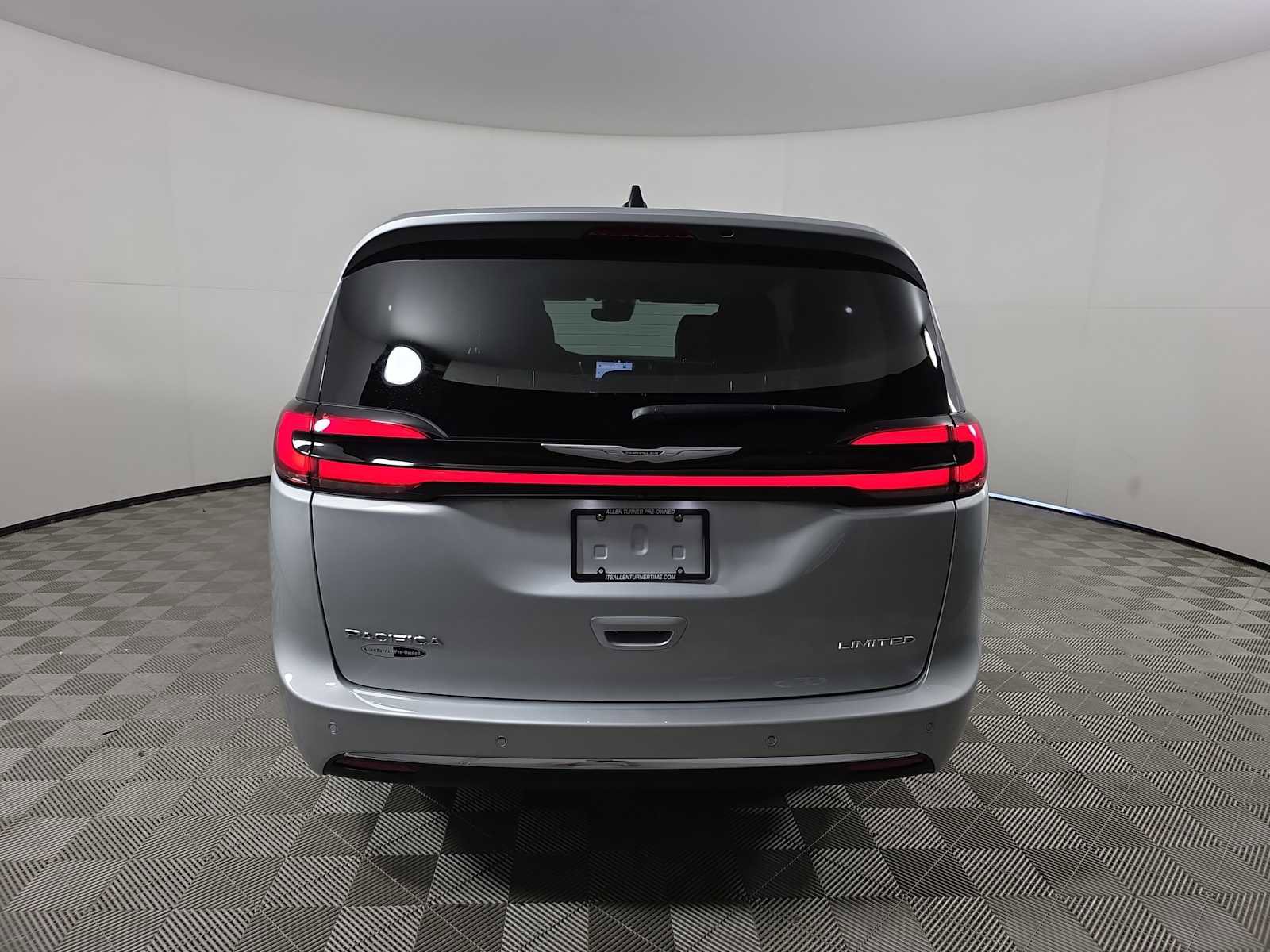 Used 2024 Chrysler Pacifica Limited image 7