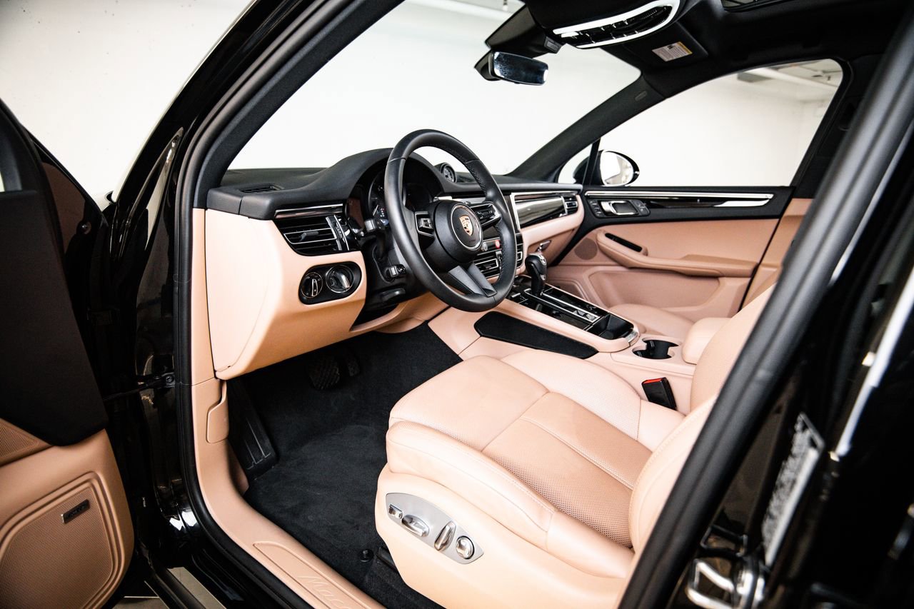 Certified 2025 Porsche Macan AWD/4WD image 4