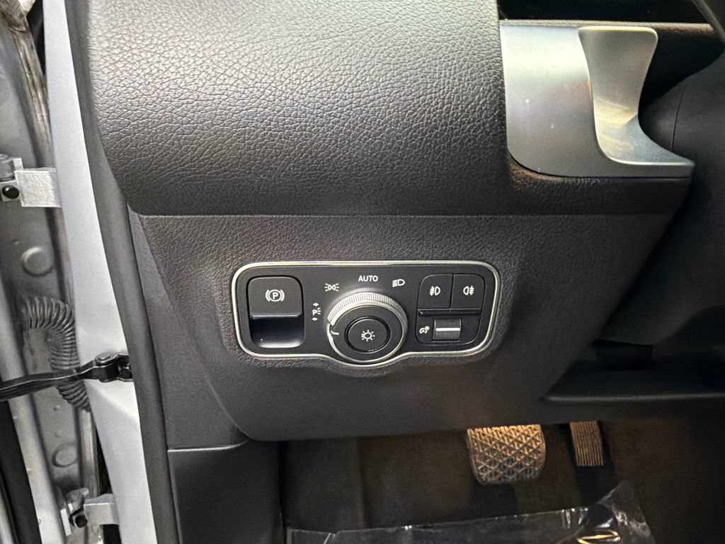 Used 2022 Mercedes-Benz GLB 250 w/ Premium Package Lite image 30