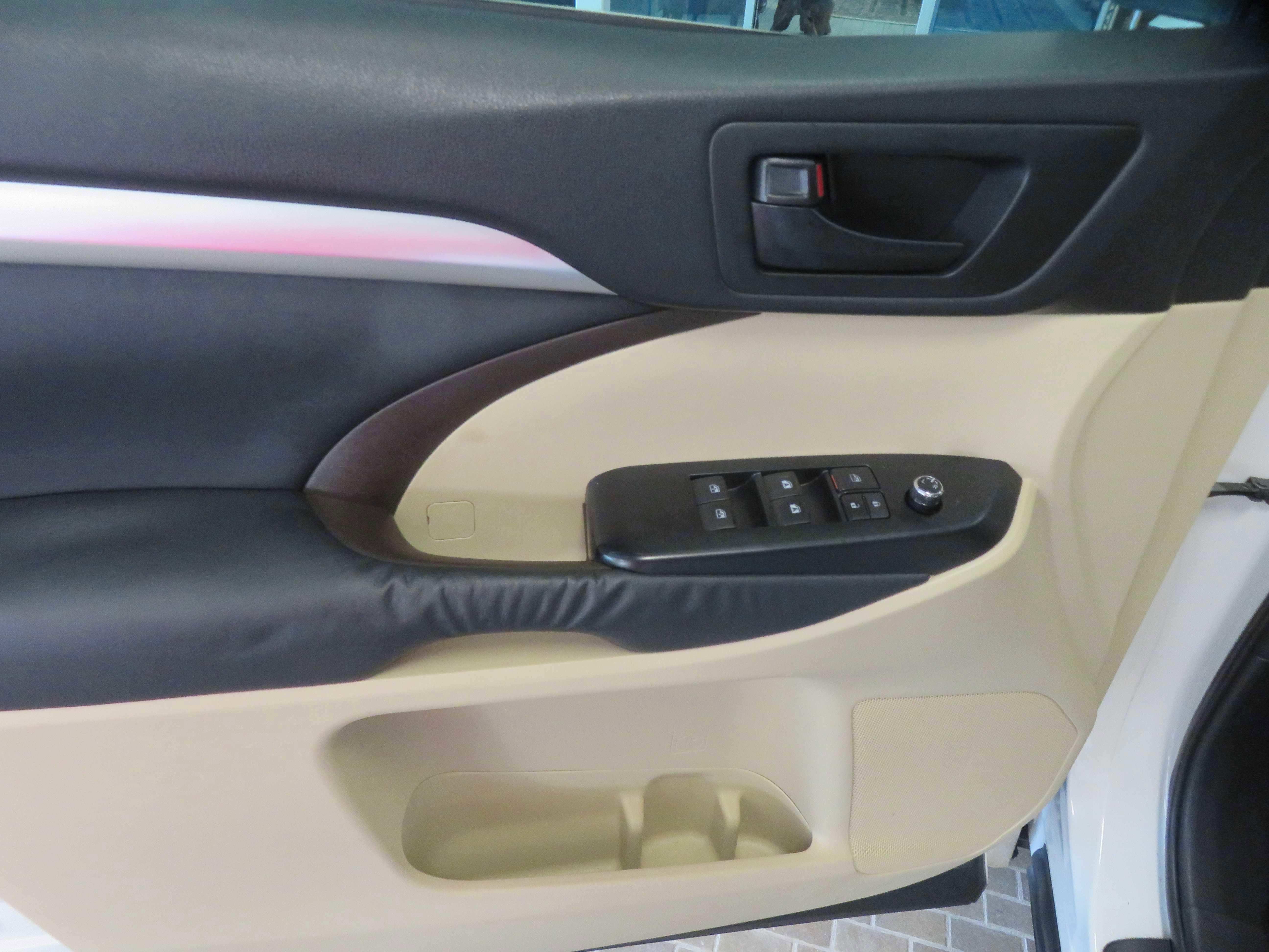 Used 2014 Toyota Highlander Plus FWD image 14