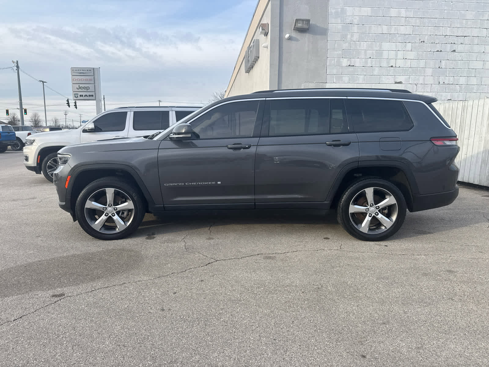 Used 2021 Jeep Grand Cherokee L Limited image 3