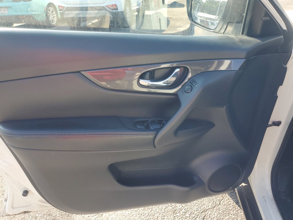 Used 2020 Nissan Rogue SV FWD image 17