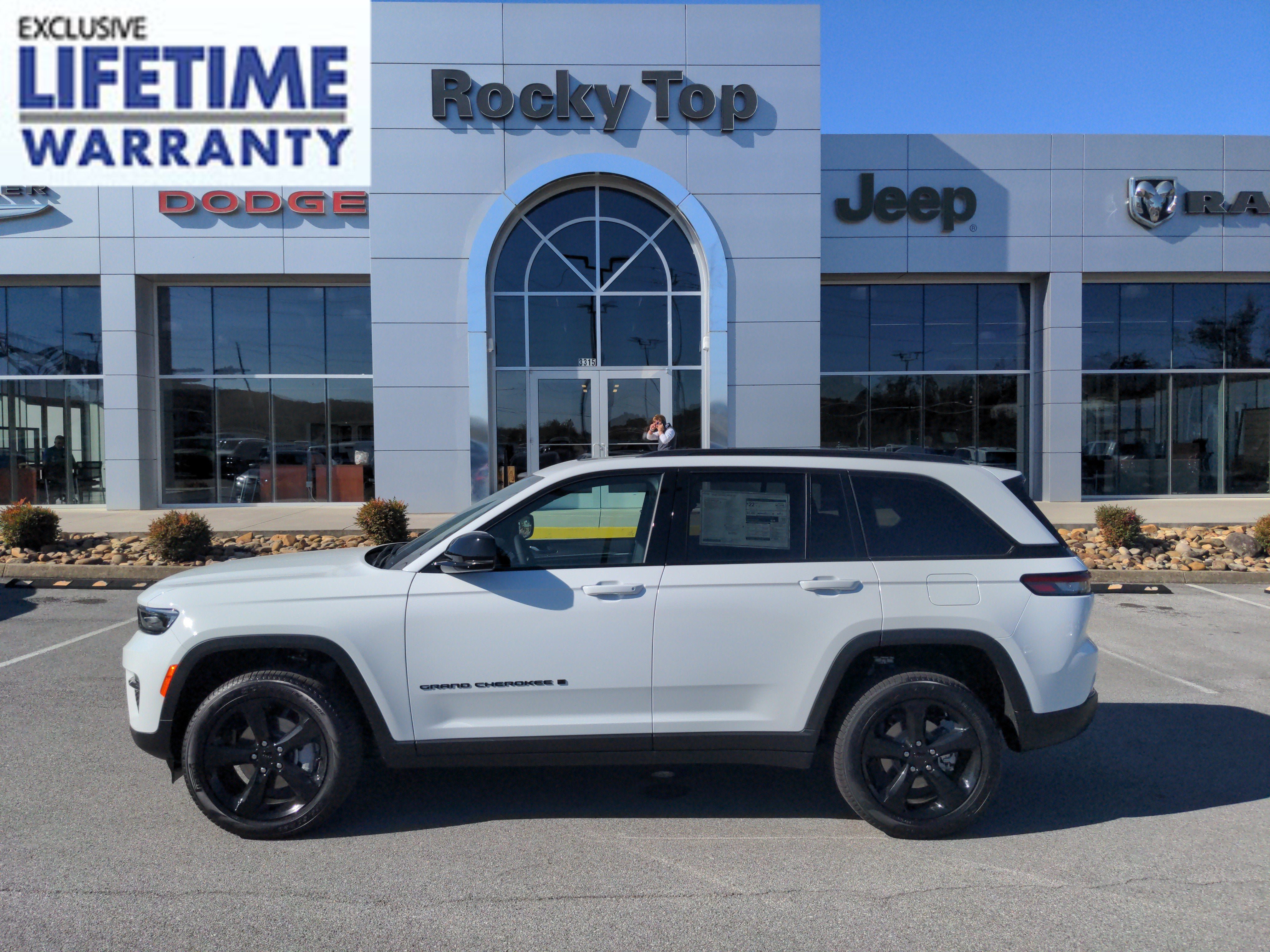 New 2025 Jeep Grand Cherokee Limited w/ Black Appearance Package AWD/4WD image 1