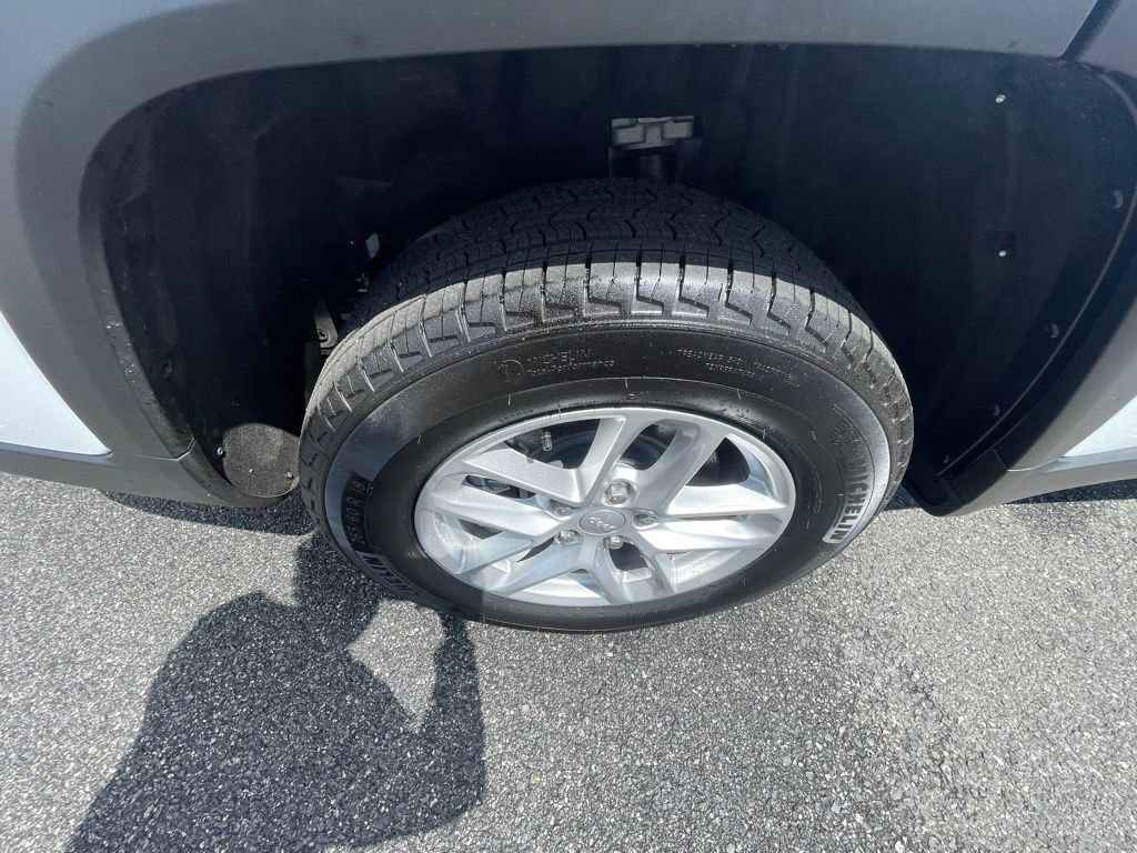 Certified 2025 Jeep Grand Cherokee L Laredo w/ Luxury Tech Group I AWD/4WD image 18