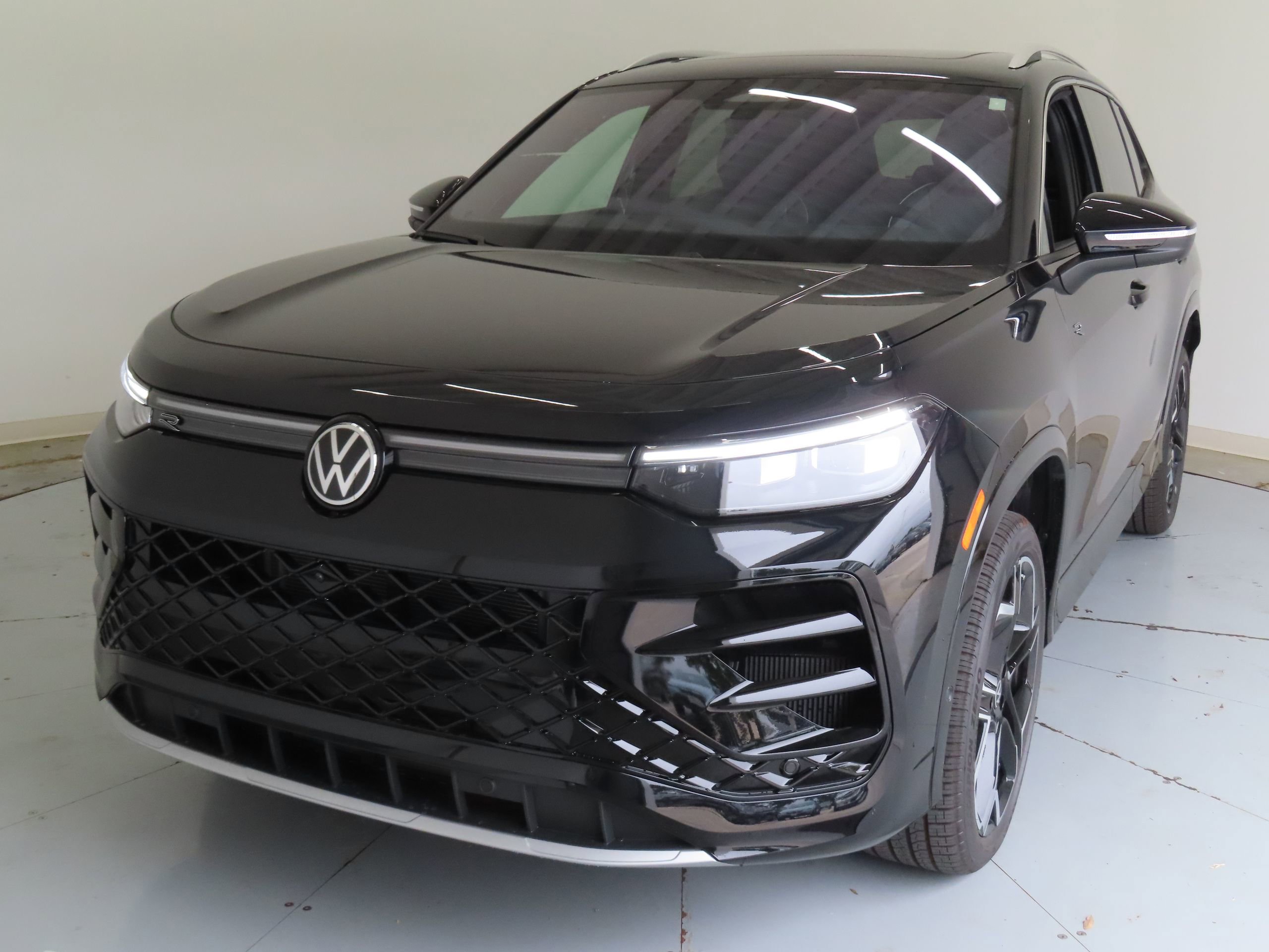New 2026 Volkswagen Tiguan SEL R-Line AWD/4WD image 7