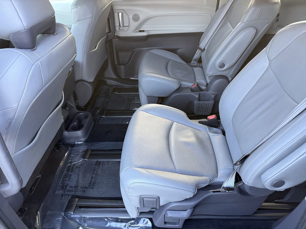 Used 2021 Toyota Sienna Limited image 12