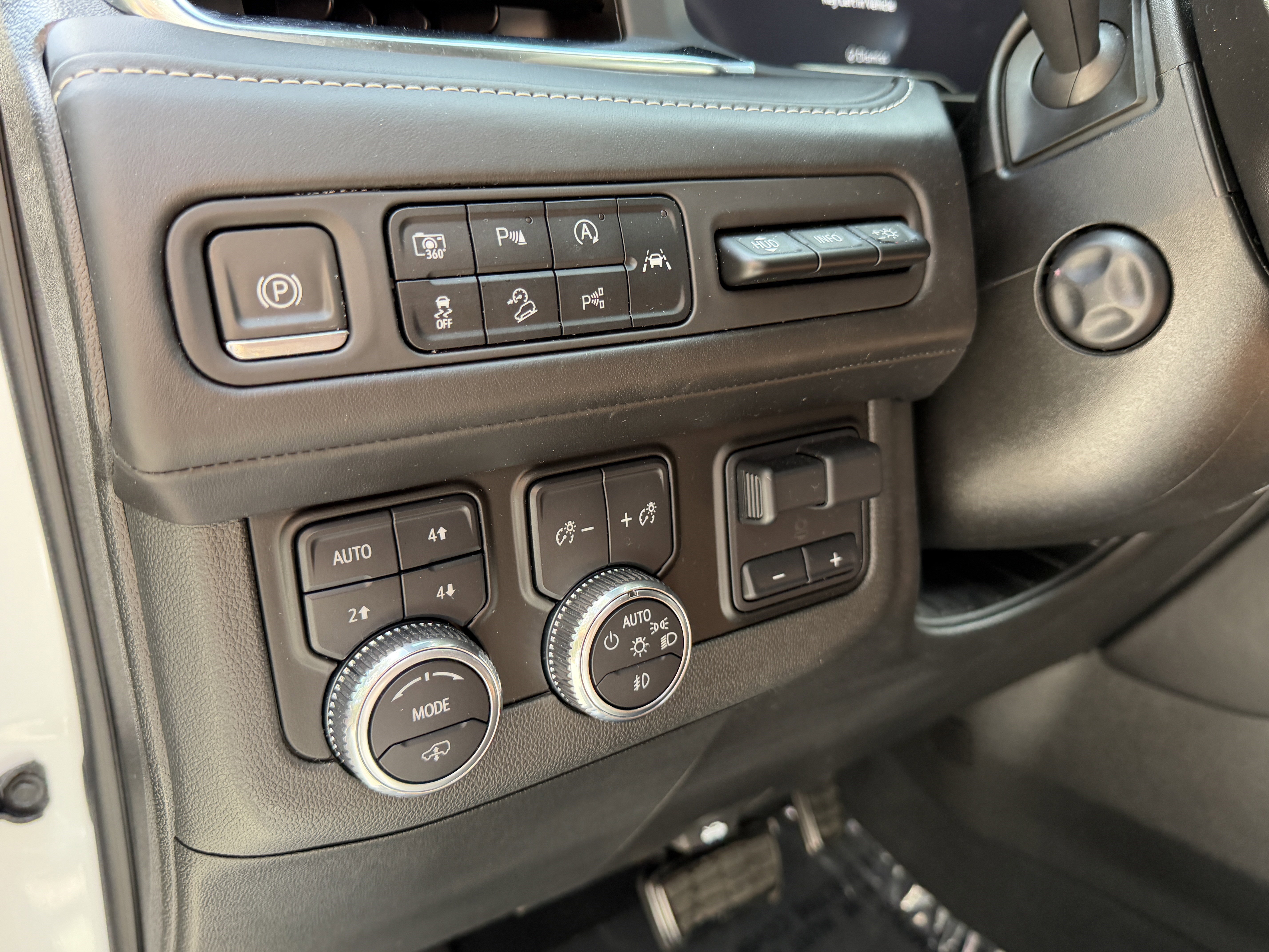 Used 2023 GMC Yukon Denali Ultimate AWD/4WD image 13