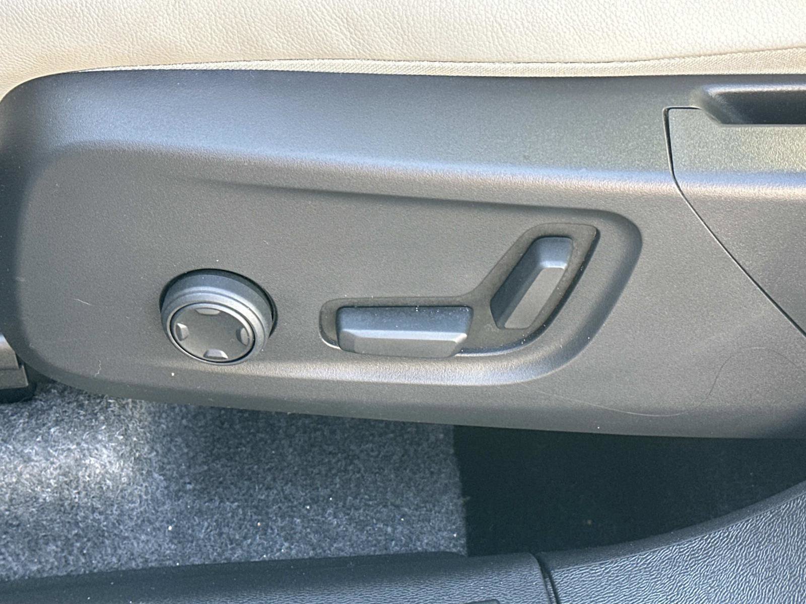 Certified 2026 Volvo XC40 B5 Plus w/ Protection Package Premier image 18