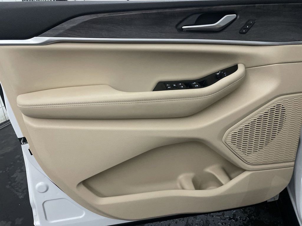 Used 2023 Jeep Grand Cherokee Limited image 16