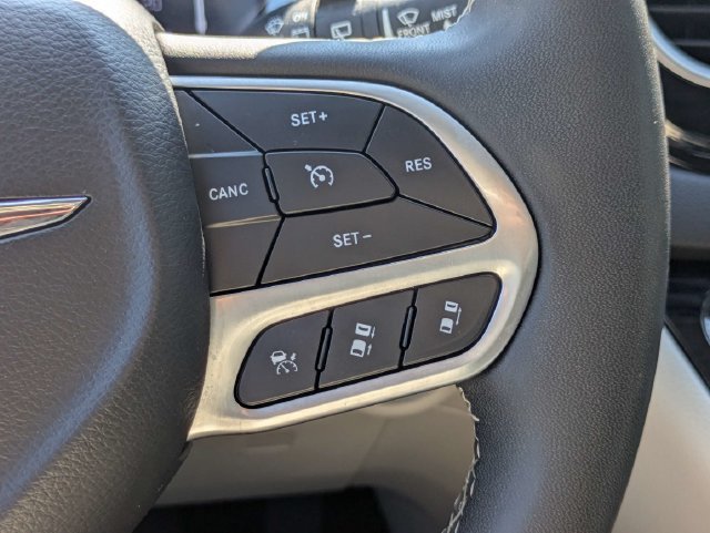 Used 2024 Chrysler Pacifica Touring-L FWD image 27