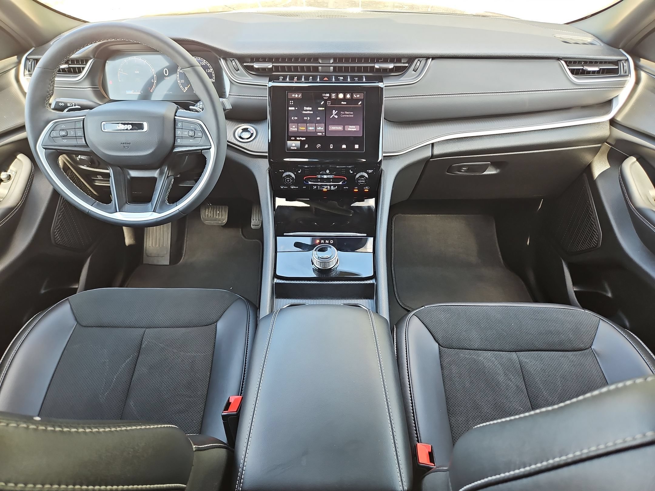 Used 2025 Jeep Grand Cherokee Laredo RWD image 15