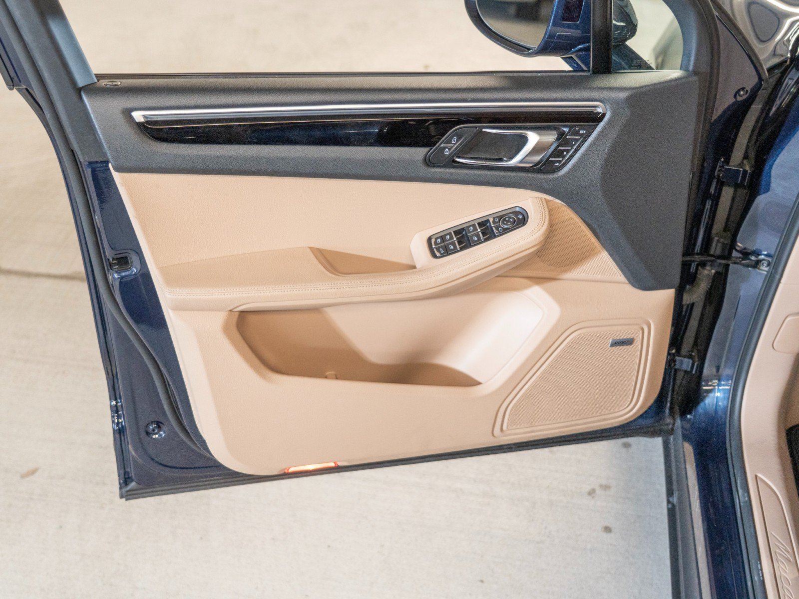 Certified 2023 Porsche Macan AWD/4WD image 16
