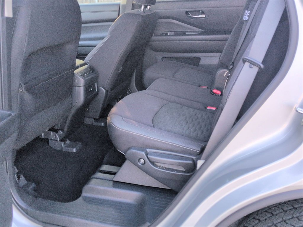 Used 2022 Nissan Pathfinder SV image 16