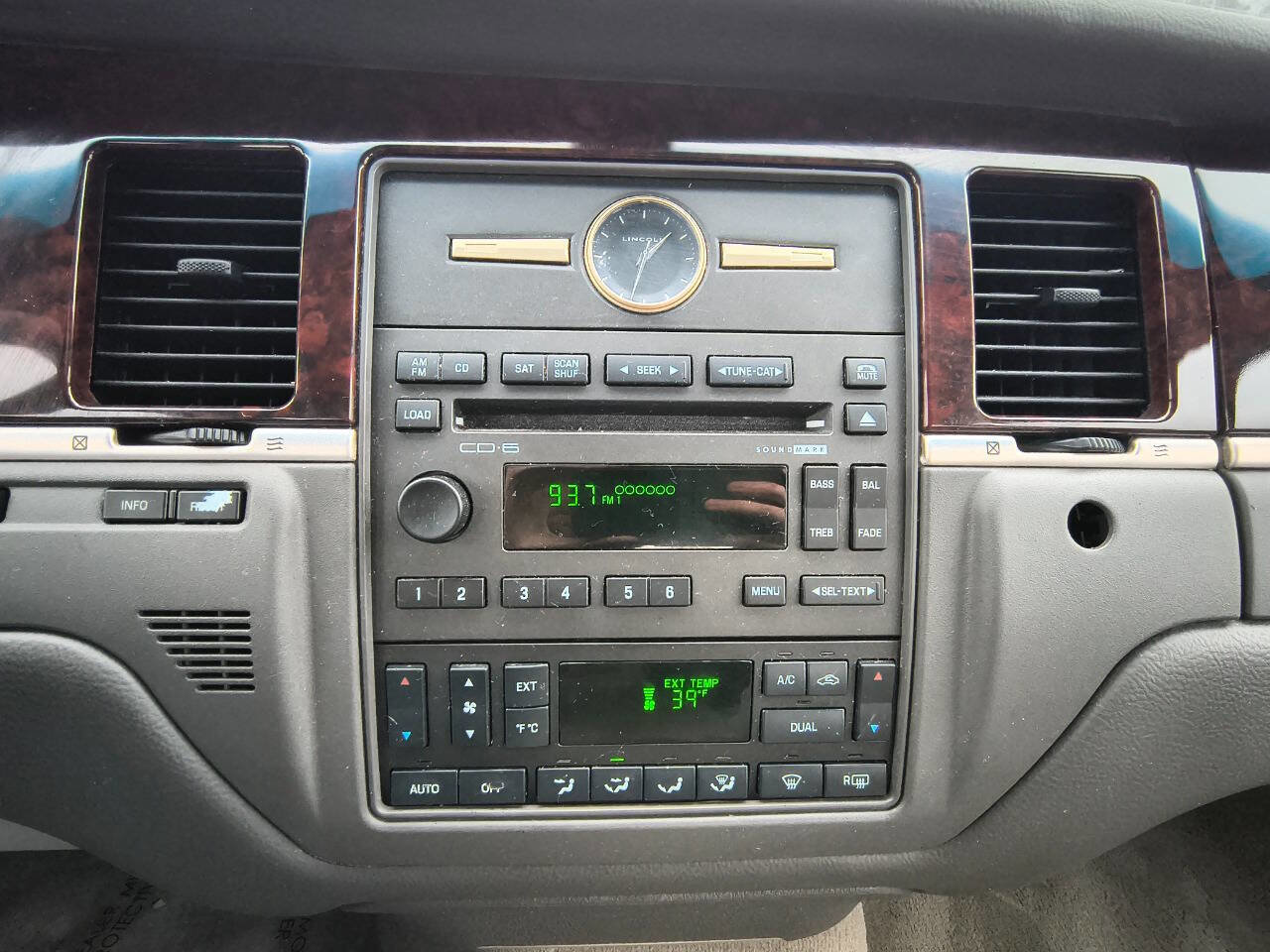 Used 2009 Lincoln Town Car Signature Limited image 15
