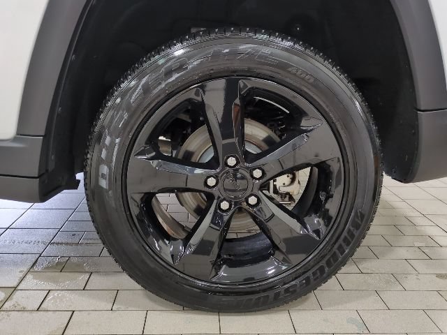 Used 2023 Jeep Grand Cherokee Altitude AWD/4WD image 25