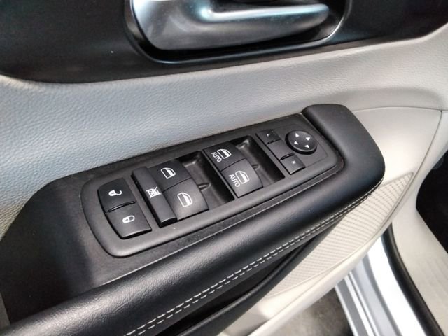 Used 2024 Chrysler Pacifica Touring-L image 32