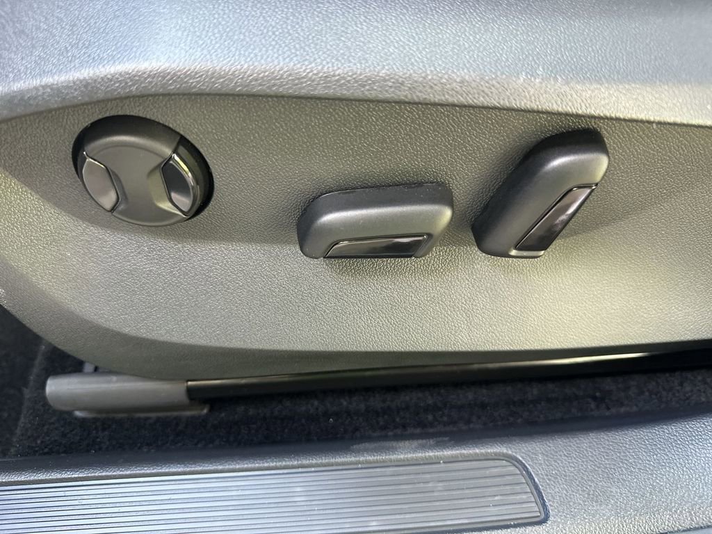 New 2025 Volkswagen Taos SE image 12