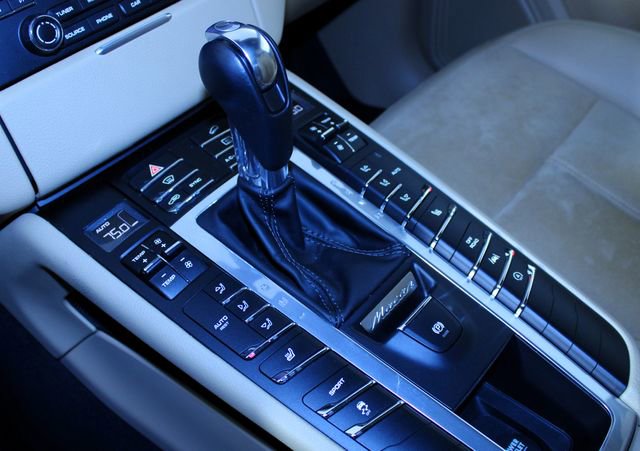 Certified 2018 Porsche Macan image 14