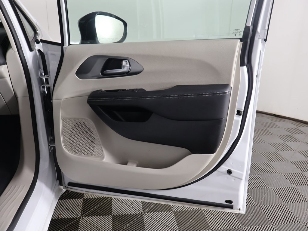 Used 2024 Chrysler Pacifica Touring-L image 25