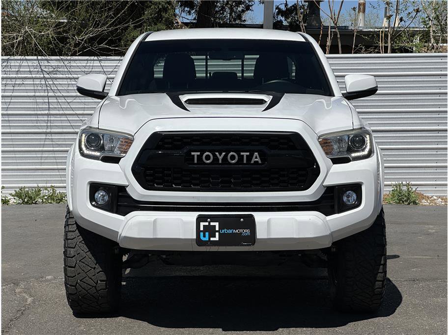 Used 2017 Toyota Tacoma TRD Sport w/ Tow Package (A/T) image 9