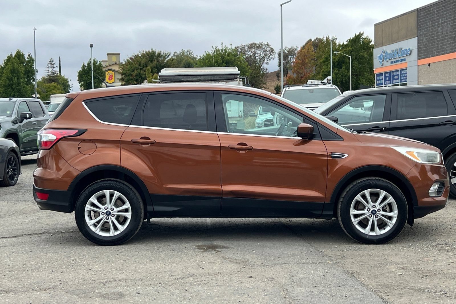 Used 2017 Ford Escape SE FWD image 3