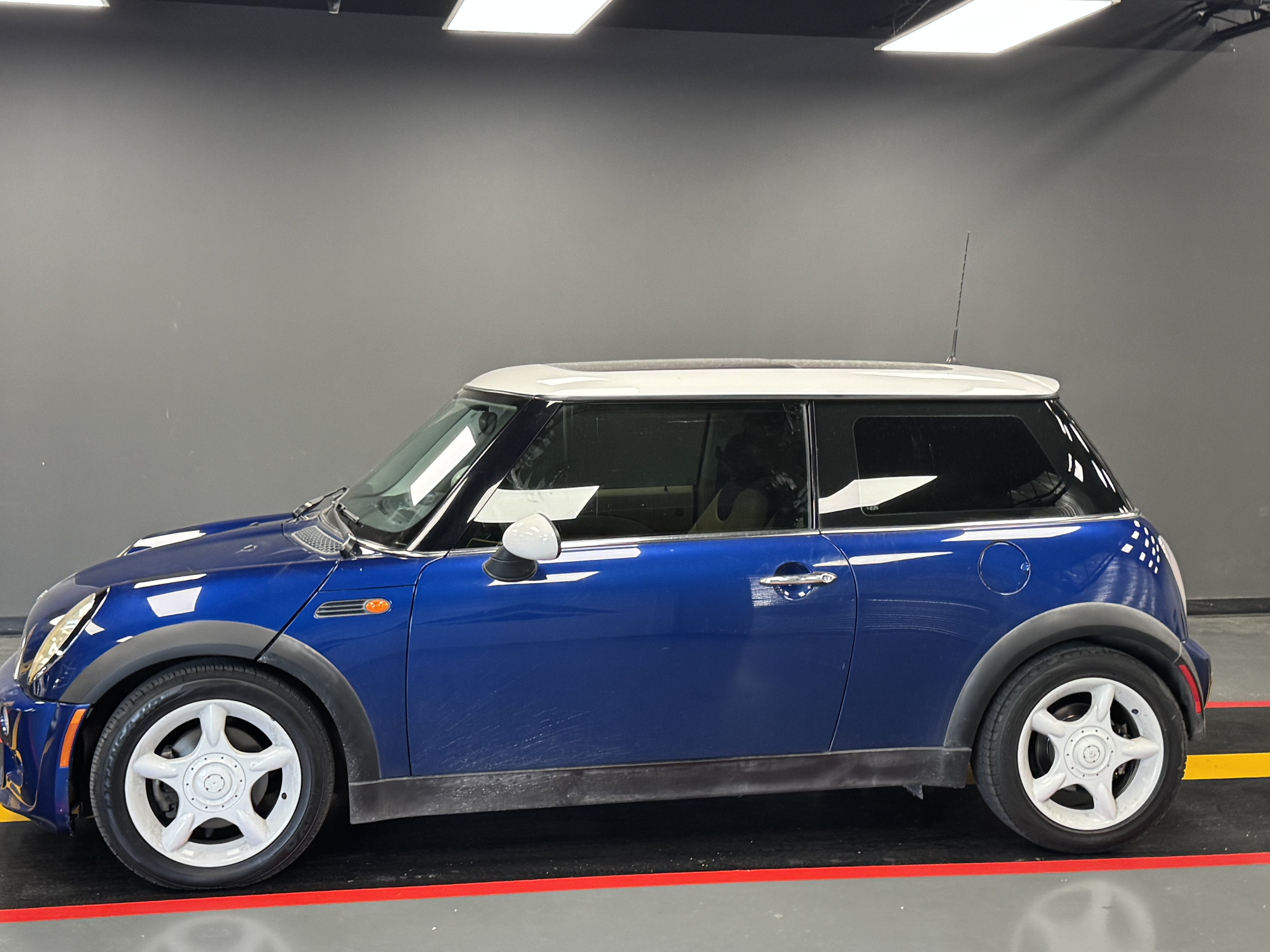 Used 2002 MINI Cooper Hardtop FWD image 2