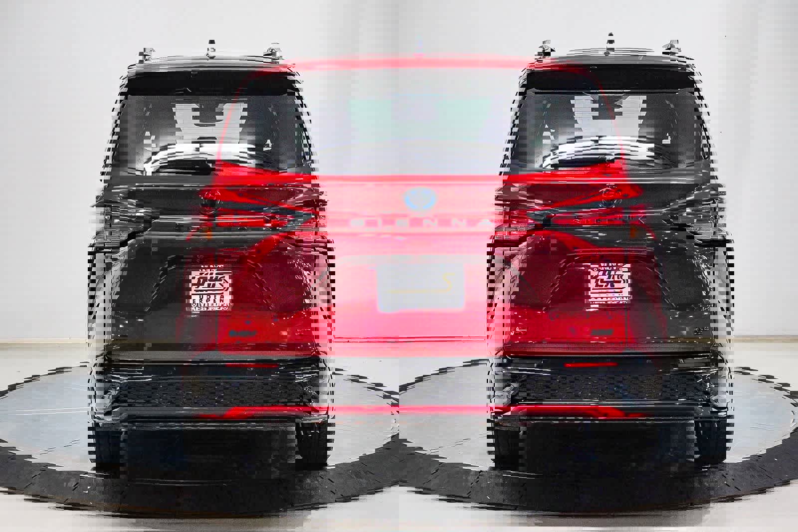 Used 2025 Toyota Sienna XSE image 3