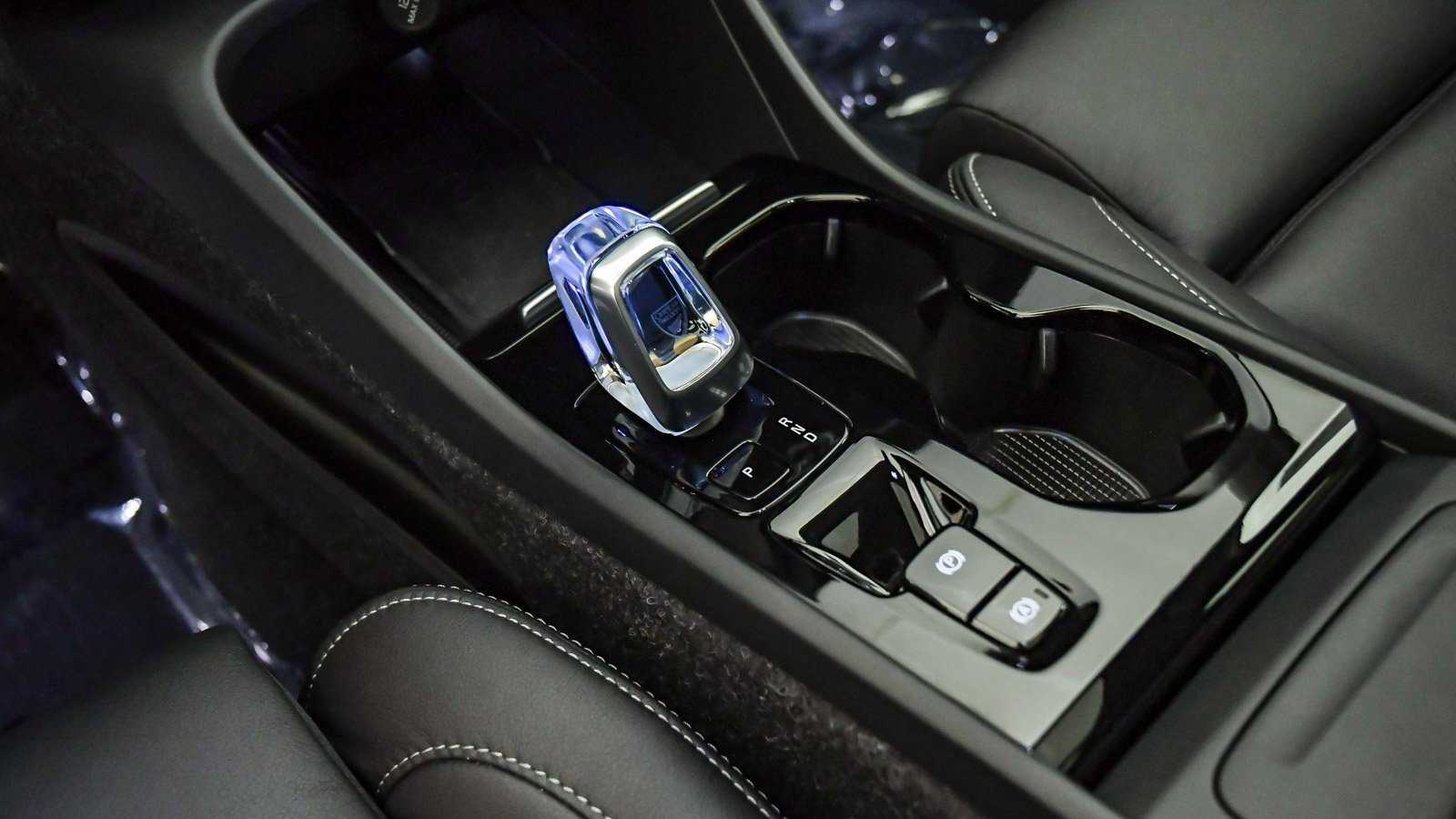 Certified 2025 Volvo XC40 B5 Plus w/ Climate Package image 24